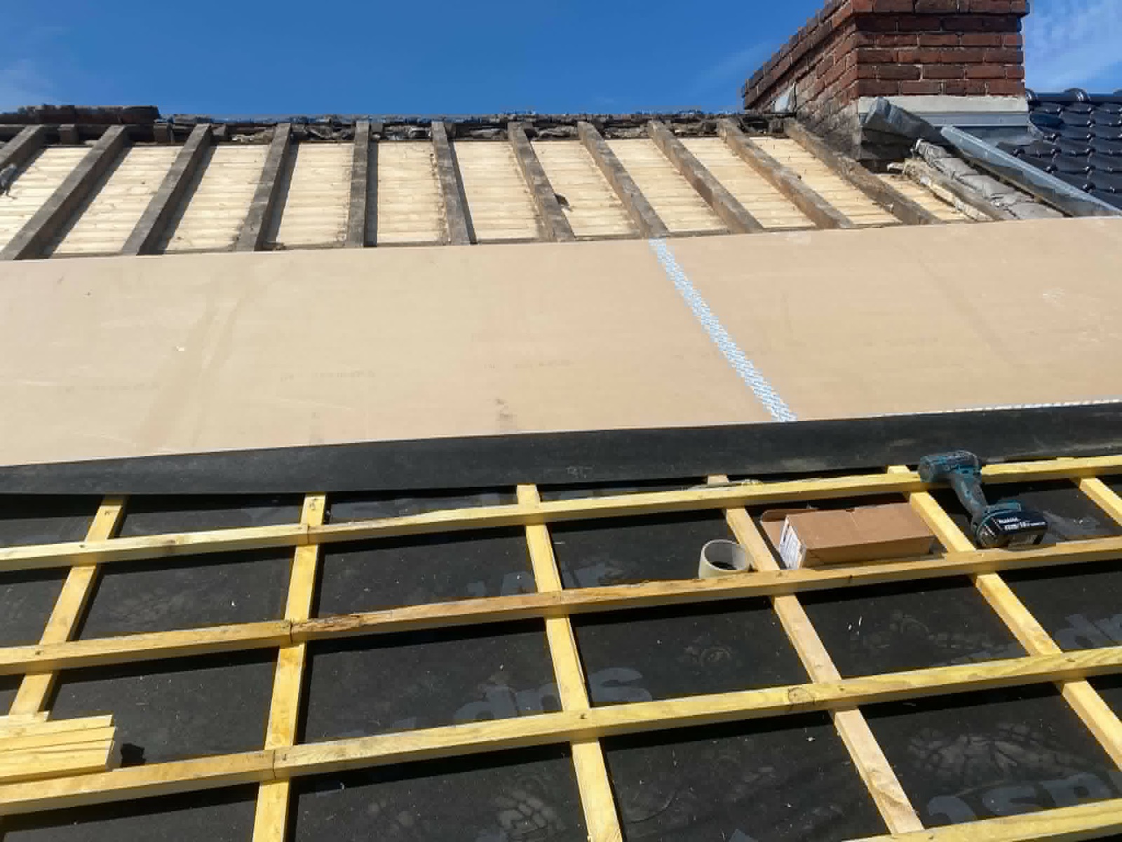 Liteaux posés sur le support d'une toiture pendant les travaux.